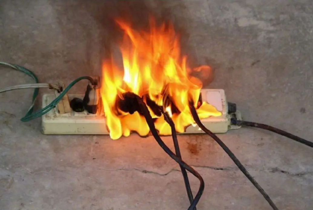 电保防起火断路器电气着火能不能用水